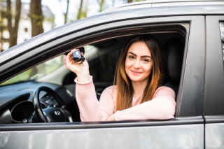 Frau im Auto