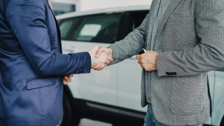 Handshake beim Autokauf
