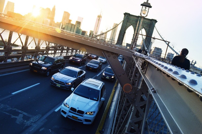 Autos und Mietwagen auf Brücke in New York