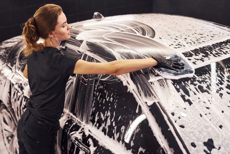 Auto waschen Frau