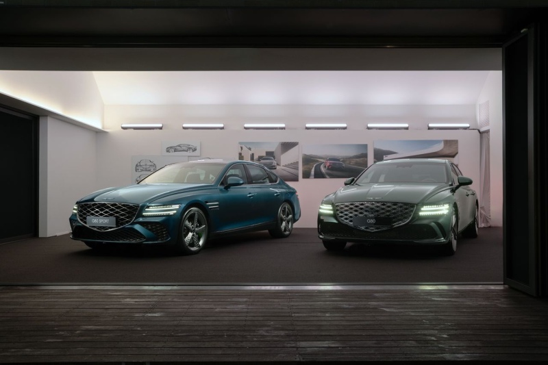 Zwei Genesis G80 auf einer modernen Automesse, mit elegantem Design und luxuriösen Details