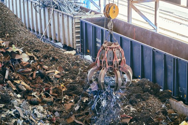 Metallschrott und Werkstattabfälle in einem Sammelcontainer