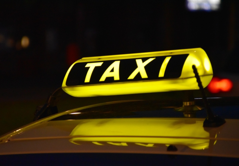 beleuchtetes Taxischild bei Nacht