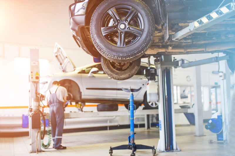Modern eingerichtete Kfz-Werkstatt mit Hebebühne und heller Arbeitsplatzbeleuchtung