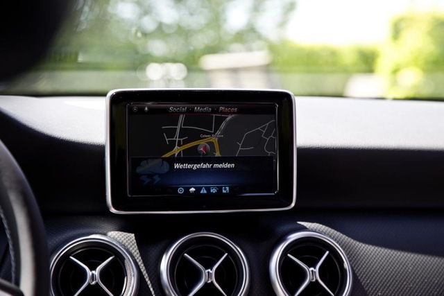 Car-to-X Kommunikation bei Mercedes-Benz Wettergefahr melden