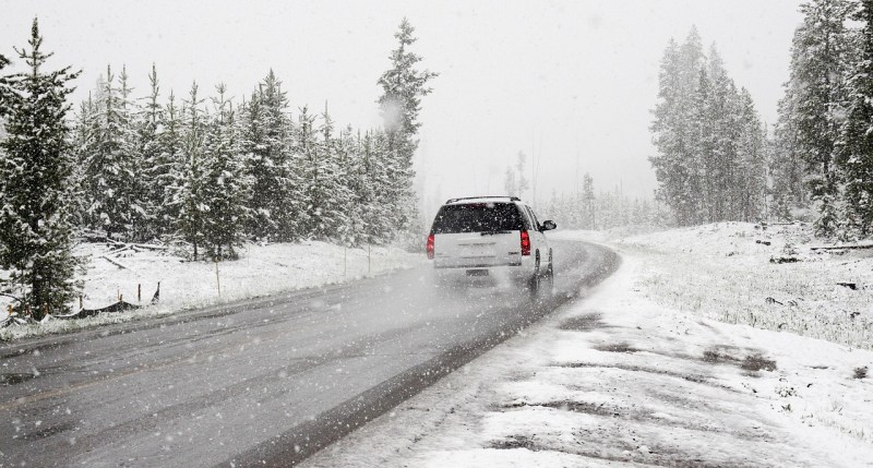 SUV im Schnee