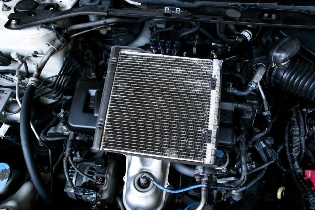 Ausgebauter Kondensator auf dem Motor liegend
