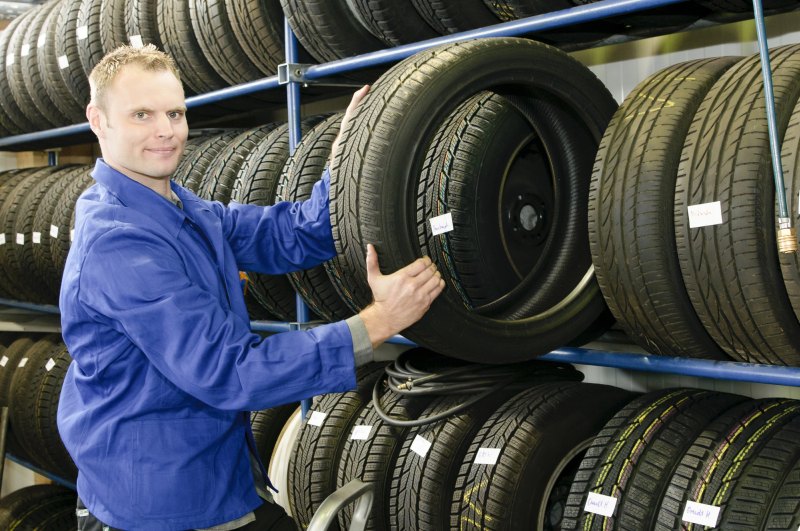 Mechaniker holt Reifen aus Lager