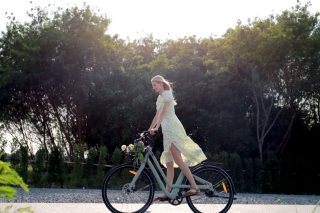 Frau auf E-Bike