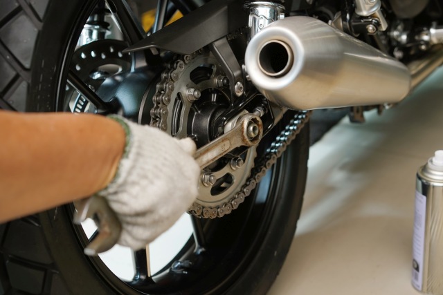 Motorrad Kette spannen