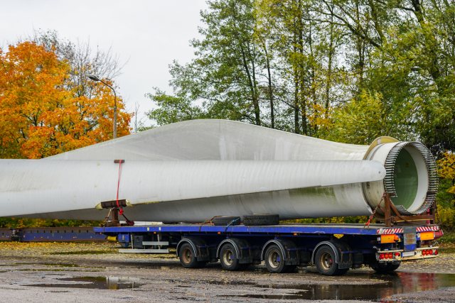 Auflieger mmit Windflügel