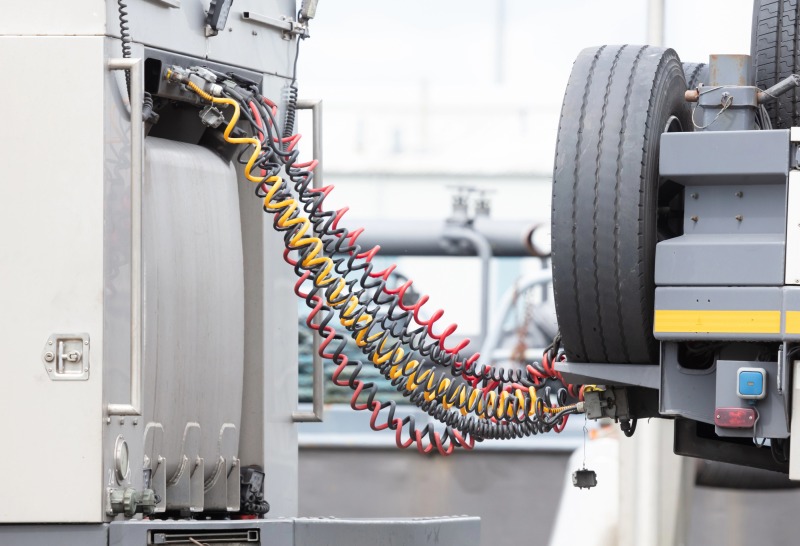 Spiralkabel und elektrische Anschlüsse zwischen Zugmaschine und Auflieger eines Lkw